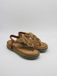 Belucci Sandały w kolorze jasnobrązowym rozmiar: 38. Brązowe sandały Belucci, bez wzorów, klasyczne, z otwartym noskiem, bez obcasa, bez zapięcia. Za 114.71 zł.