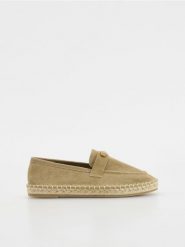 Zamszowe espadryle - beżowy. Brązowe espadryle Reserved, bez wzorów, ze skóry, bez obcasa. Za 159.99 zł.