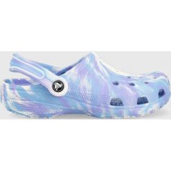 Crocs klapki Classic Marbled Clog damskie 206867. Niebieskie klapki Crocs, bez wzorów, z materiału, bez obcasa, bez zapięcia. W wyprzedaży za 179.99 zł.