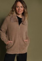 Ciemnobeżowy Kardigan z Wełną z Futrzanym Kołnierzem Zapinany na Suwak Sistte. Brązowe swetry Born2be, s, bez wzorów, z futra, bez ramiączek. Za 119.99 zł.