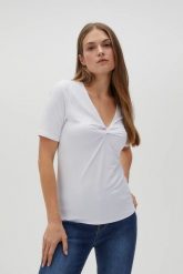 Bluzka z ozdobnym dekoltem biała. Białe bluzki MOODO, l, bez wzorów, z elastanu, bez kołnierzyka, bez ramiączek. Za 49.99 zł.