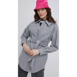Vero Moda koszula damska kolor szary relaxed. Szare koszule Vero Moda, l, bez wzorów, bez kołnierzyka, bez ramiączek. W wyprzedaży za 129.99 zł.