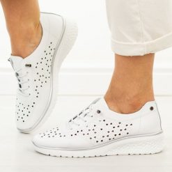 Białe skórzane ażurowe półbuty damskie Filippo Dp6714/26. Białe półbuty wsuwane Filippo, na jesień, w ażurowe wzory, z jeansu, z okrągłym noskiem, bez obcasa, na koturnie. Za 219.00 zł.