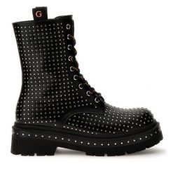 Botki Guess. Czarne botki Guess, z aplikacjami, bez obcasa, na płaskiej podeszwie, bez zapięcia. Za 439.99 zł.