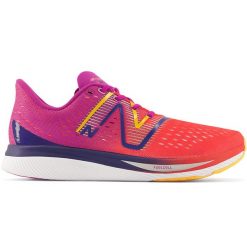 Buty damskie New Balance FuelCell SuperComp Pacer WFCRRCE – czerwone. Czerwone buty do biegania New Balance, bez wzorów, z gumy, bez zapięcia, do biegania. Za 849.99 zł.