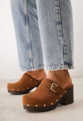 Brązowe Klapki Chodaki na Słupku z Imitacji Drewna Zdobione Nitami i Sprzączką Salona. Brązowe klapki Born2be, z aplikacjami, boho, bez obcasa, na obcasie, bez zapięcia. Za 109.99 zł.