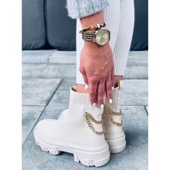 Botki skarpetkowe z łańcuszkiem Malana Beige beżowy. Brązowe botki INNA MARKA, bez wzorów, z materiału, eleganckie, bez obcasa, bez zapięcia. Za 165.24 zł.