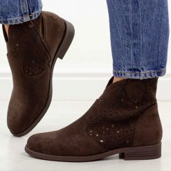 Brązowe zamszowe ażurowe botki damskie S.Barski 8026. Brązowe botki S.BARSKI, w ażurowe wzory, z jeansu, eleganckie, z okrągłym noskiem, bez obcasa, na płaskiej podeszwie, bez zapięcia. Za 229.00 zł.