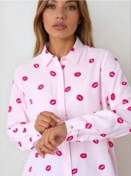 Koszula z długim rękawem we wzory - różowy. Czerwone koszule Sinsay, l, bez wzorów, bez kołnierzyka, bez ramiączek. Za 29.99 zł.