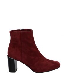 BORDOWE BOTKI Z ZAMSZU 1486 CAMOS BORDO. Czerwone botki Venezia, bez wzorów, ze skóry, bez obcasa, bez zapięcia. Za 229.00 zł.