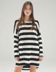 Wzorzysta sukienka z dzianiny. Sukienki Unisono, s, bez wzorów, z dzianiny, bez kołnierzyka, bez ramiączek, mini. Za 149.00 zł.
