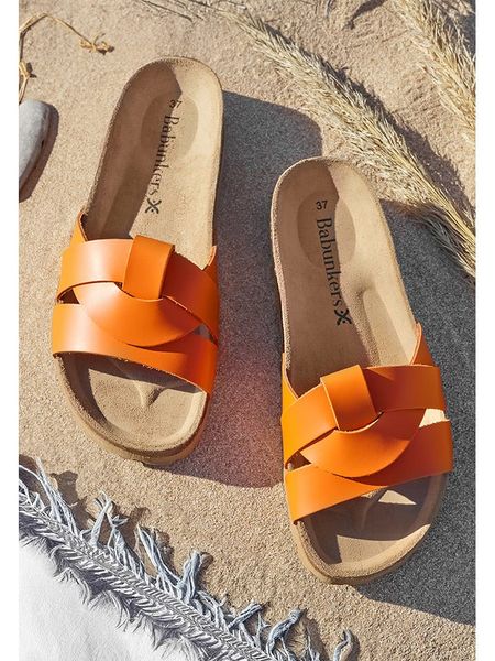 BABUNKERS Family Skórzane klapki w kolorze pomarańczowym rozmiar: 37. Pomarańczowe klapki BABUNKERS Family, bez wzorów, klasyczne, z otwartym noskiem, bez obcasa, bez zapięcia. Za 109.78 zł.