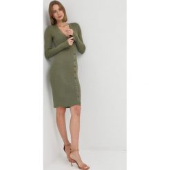 Guess sukienka kolor zielony mini dopasowana. Zielone sukienki Guess, l, z aplikacjami, z dzianiny, bez kołnierzyka, bez ramiączek, maxi, dopasowane. Za 599.99 zł.