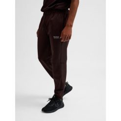 Spodnie do biegania Hummel Tech Regular. Brązowe szorty Hummel, bez wzorów, z dresówki, sportowe. Za 304.00 zł.