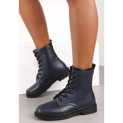 Granatowe Botki Estaro. Niebieskie botki Renee, z aplikacjami, ze skóry ekologicznej, bez obcasa, na płaskiej podeszwie, bez zapięcia. W wyprzedaży za 167.99 zł.
