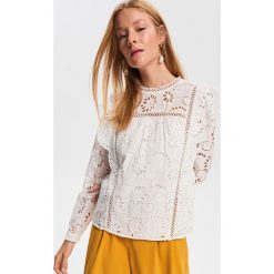Ażurowa bluzka z falbaną - Biały. Bluzki marki Reserved. Za 139.99 zł.