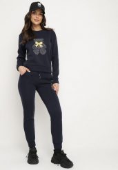 Granatowy Bawełniany Komplet Dresowy z Ociepleniem i Misiem Bluza i Spodnie z Gumką w Pasie Nelasina. Niebieskie bluzy Born2be, m, z aplikacjami, z bawełny, klasyczne, bez ramiączek, bez kaptura. W wyprzedaży za 84.99 zł.