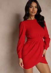 Czerwona Sukienka Ozdobiona Bufiastymi Rękawami i Marszczeniem Vedelli. Czerwone sukienki Renee, na co dzień, l, bez wzorów, eleganckie, bez kołnierzyka, bez ramiączek, mini, kopertowe. W wyprzedaży za 107.99 zł.