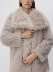 Krótki płaszcz ze sztucznego futerka - jasnoszary. Szare płaszcze Reserved, l, bez wzorów, z bawełny, bez kaptura. W wyprzedaży za 259.99 zł.