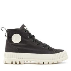 Trapery Palladium. Czarne traperki Palladium, bez wzorów, bez obcasa, bez zapięcia. Za 349.99 zł.