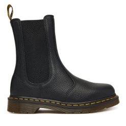 Sztyblety Dr. Martens. Czarne botki Dr Martens, bez wzorów, bez obcasa, na płaskiej podeszwie, bez zapięcia. Za 989.99 zł.