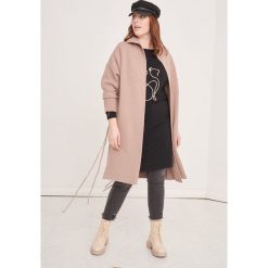 Płaszcz Huggo Plus Size Latte. Płaszcze blue shadow, plus size, bez wzorów, z dzianiny, bez kaptura. Za 419.90 zł.