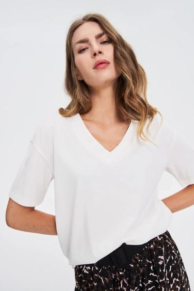 T-shirt z dekoltem w serek biały. Białe t-shirty MOODO, l, bez wzorów, z bawełny, bez kołnierzyka, bez ramiączek. W wyprzedaży za 13.99 zł.