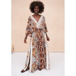 Sukienka Sewilla BS Camel. Brązowe sukienki blue shadow, na co dzień, plus size, bez wzorów, z tkaniny, wakacyjne, bez kołnierzyka, plus size, bez ramiączek, maxi, proste. Za 399.90 zł.