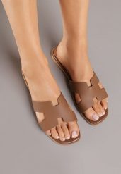 Brązowe Klapki Vices z Geometryczną Cholewką Arlemia. Brązowe klapki Born2be, bez wzorów, z jeansu, bez obcasa, na płaskiej podeszwie, bez zapięcia. Za 49.99 zł.
