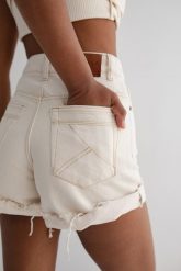 Szorty jeansowe z wysokim stanem w kolorze jasnobeżowym - VANITY BEIGE DENIM-XS. Brązowe szorty Marsala, bez wzorów, z denimu, casualowe. Za 299.90 zł.