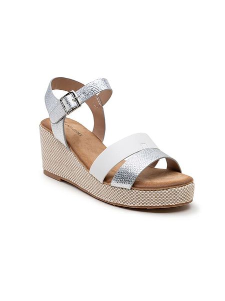 Foreverfolie Sandały w kolorze srebrno-białym na koturnie rozmiar: 40. Białe sandały Foreverfolie, bez wzorów, z otwartym noskiem, bez obcasa, na koturnie, bez zapięcia. Za 101.23 zł.