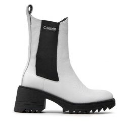 Botki Carinii. Białe botki Carinii, bez wzorów, bez obcasa, na słupku, bez zapięcia. Za 599.99 zł.