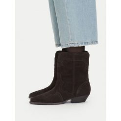 Botki Badura. Brązowe botki Badura, bez wzorów, bez obcasa, na płaskiej podeszwie, bez zapięcia. Za 299.99 zł.
