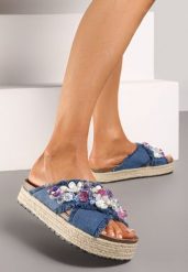 Niebieskie Klapki na Platformie w Stylu Boho z Aplikacjami i Plecionką Rissona. Niebieskie klapki Renee, z aplikacjami, z jeansu, boho, z otwartym noskiem, bez obcasa, na platformie, bez zapięcia. W wyprzedaży za 67.49 zł.