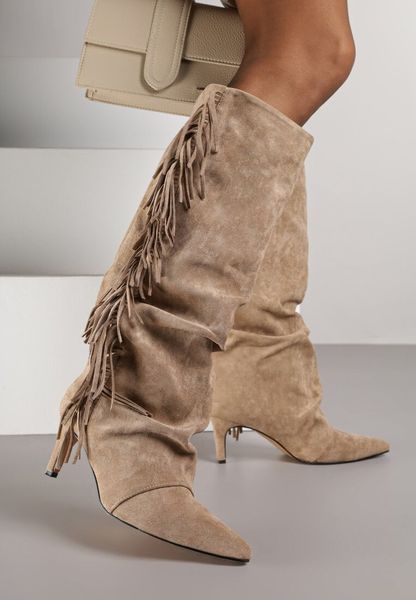 Ciemnobeżowe Marszczone Kozaki z Imitacji Zamszu na Niskiej Szpilce z Frędzlami Linonra. Brązowe kozaki Born2be, na zimę, bez wzorów, z jeansu, eleganckie, bez obcasa, na obcasie, bez zapięcia. Za 189.99 zł.