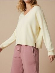 Luźny sweter z wiskozą - kremowy. Białe swetry Sinsay, l, bez wzorów, z wiskozy, bez ramiączek. Za 39.99 zł.