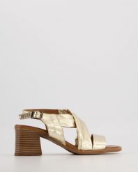 ZŁOTE SANDAŁY DAMSKIE 0511026 GOLD. Żółte sandały Venezia, bez wzorów, ze skóry, bez obcasa, bez zapięcia. Za 279.00 zł.
