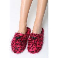 Fuksjowe Kapcie Insulate. Kapcie marki Cropp. Za 19.99 zł.