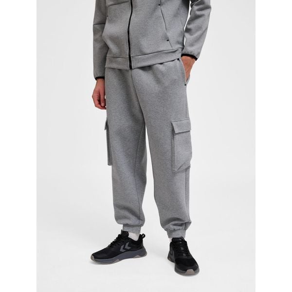 Spodnie cargo Hummel Tech. Szare szorty Hummel, bez wzorów, sportowe. Za 294.90 zł.