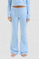 JUICY COUTURE Błękitne damskie spodnie dresowe Single Jersey Apollo Low Rise. Niebieskie spodnie dresowe Juicy Couture, bez wzorów, z dresówki. W wyprzedaży za 248.99 zł.