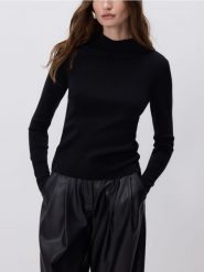 Sweter z dodatkiem wełny - czarny. Czarne swetry Reserved, l, bez wzorów, z dzianiny, bez ramiączek. Za 159.99 zł.