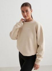 Damska bluza dresowa czesana, luźny krój Serif kawa z mlekiem. Białe bluzy AIM'N, s, bez wzorów, z bawełny, bez kaptura, na fitness i siłownię. Za 339.00 zł.