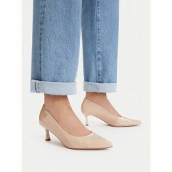 Czółenka JENNY. Brązowe czółenka Jenny, bez wzorów, bez obcasa, bez zapięcia. Za 119.99 zł.