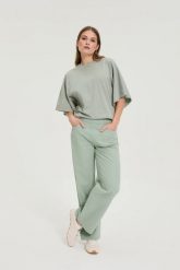 Jeansy z szerokimi nogawkami oliwkowe. Zielone jeansy MOODO, l, bez wzorów, z bawełny. Za 129.99 zł.