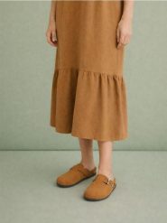 Klapki z klamrą z imitacją zamszu - brązowy. Brązowe klapki Sinsay, bez wzorów, bez obcasa, bez zapięcia. Za 49.99 zł.