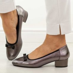 Srebrne ażurowe czółenka damskie na obcasie M.Daszyński Sa200-17. Szare czółenka M.Daszyński, na jesień, z aplikacjami, z materiału, eleganckie, bez obcasa, na obcasie, bez zapięcia. Za 179.00 zł.