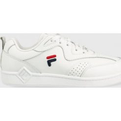 Fila sneakersy skórzane kolor biały. Białe buty sportowe lifestyle Fila, bez wzorów, z gumy, sportowe, z okrągłym noskiem, bez zapięcia. W wyprzedaży za 164.99 zł.
