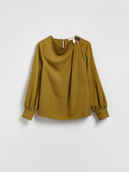 Bluzka z ozdobnym detalem - oliwkowy. Zielone bluzki Reserved, l, bez wzorów, z tkaniny, bez kołnierzyka, bez ramiączek. Za 139.99 zł.