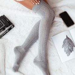 Szare ażurowe zakolanówki z warkoczem 223. Szare pończochy i pasy Milena, w ażurowe wzory, z bawełny. Za 29.00 zł.