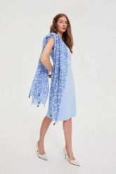 Szal z frędzlami błękitny. Niebieskie szaliki i kominy MOODO, bez wzorów, z poliesteru. Za 49.99 zł.